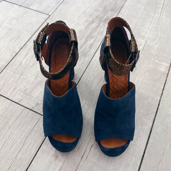 CHIE MIHARA Elegant Blue and Gold Women's Heels - Picture 3 of 4